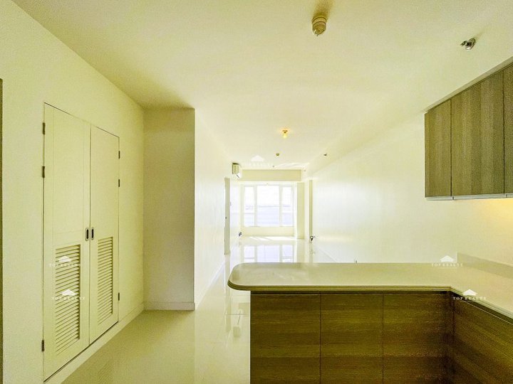 RUSH SALE!! 1BR Condo for Sale in Oak Harbor Residences, Paranaque City