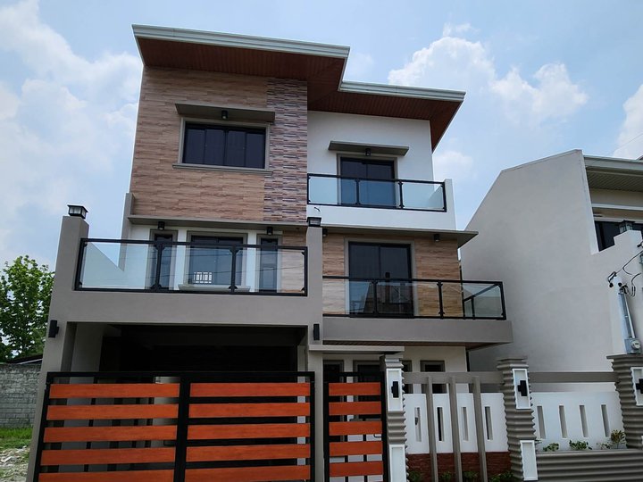 6-bedroom Single Attached House For Sale in Angeles Pampanga