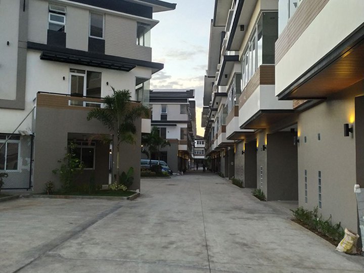 House and Lot in Balintawak Q,C with Swimming pool PH1190