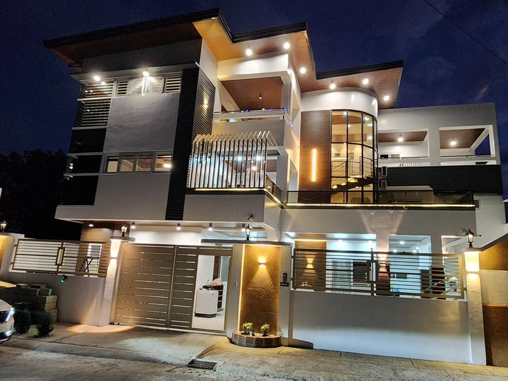 7-bedroom Townhouse For Sale in Exclusive Subd. near Clark Angeles Pampanga