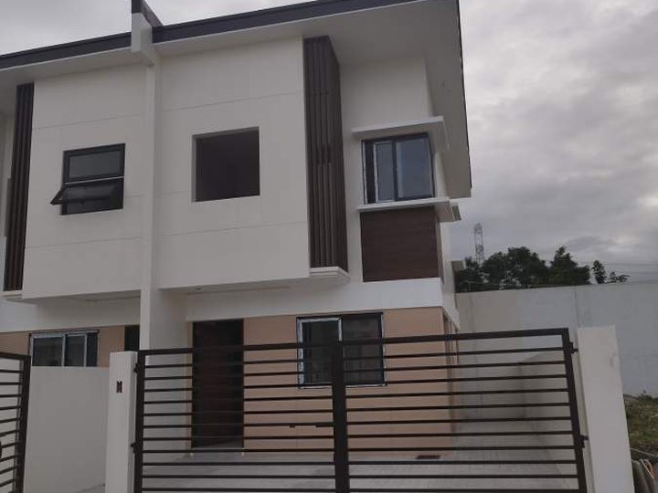 2 Storey Townhouse For sale with 3 Bedrooms and 1 Car Garage PH2890