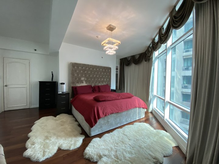 Spacious & Luxurious 3 Bedroom Unit For Sale at Renaissance 3000