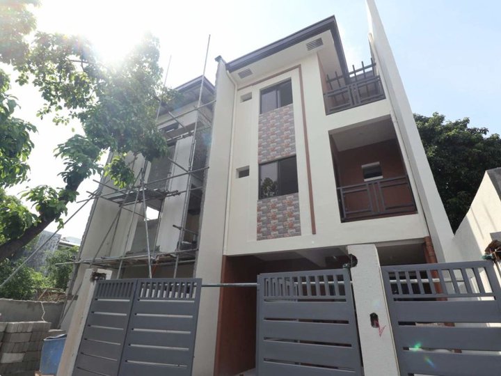 Townhouse For Sale 6 Bedroom RFO in West Fairview Quezon City PH2872