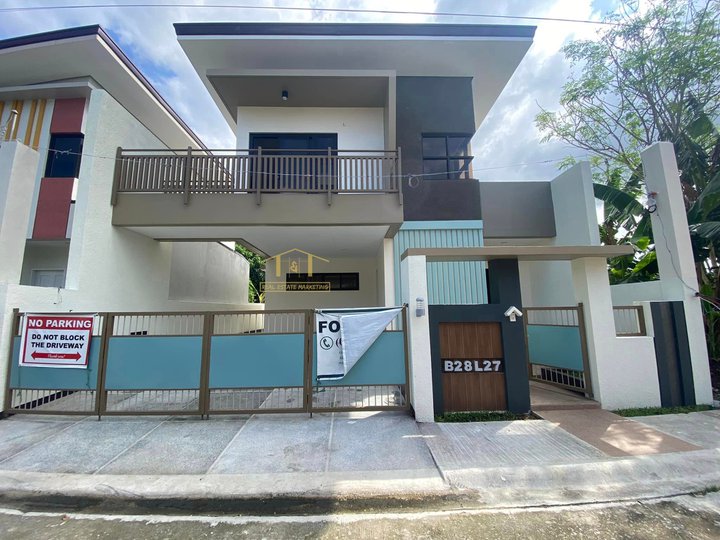 SINGLE ATTACHED HOUSE WITH 4 BEDROOMS AND BALCONY FOR SALE IN THE GRAND PARKPLACE IMUS CAVITE