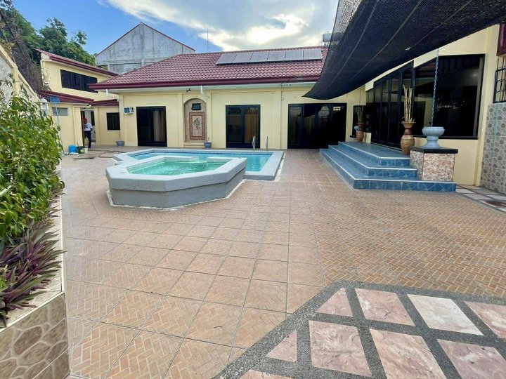 FOR SALE OR RENT POOL VILLA TYPE HOUSE IN ANGELES CITY WITHIN KOREAN TOWN NEAR CLARK