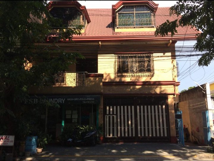 Modern Design House and Lot For Sale in Sta. Cruz Manila Garage PH2258