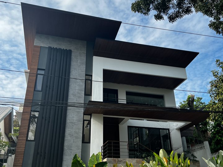 6-bedroom House For Sale in Ayala Heights, Quezon City / QC