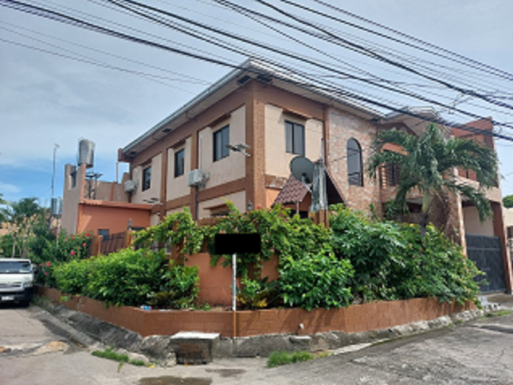 Corner lot House for Sale in Multinational Village Paranaque City
