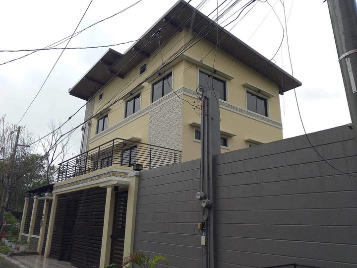 3-storey 5-Bedroom House for Sale in Town  Country Exec Village Molino Bacoor Cavite