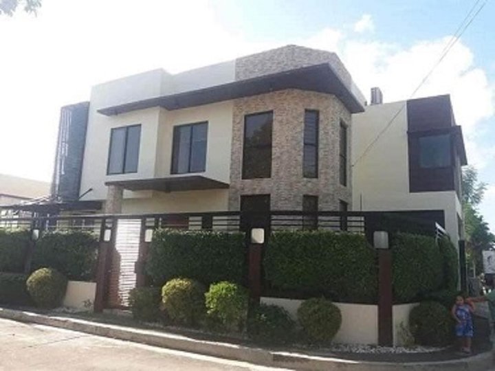 Corner lot House for Sale in Pallas Athena Exec Village Aguinaldo Highway Imus Cavite