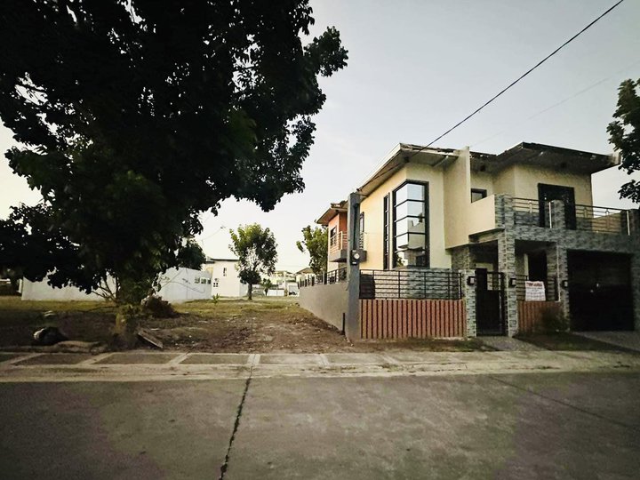 PRE OWNED HOUSE WITH EXTRA LOT ALONG MAIN ROAD NEAR CLARK AND NLEX