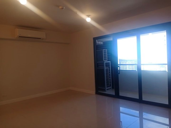 15M 1Bedroom Condo with Parking in Alcoves