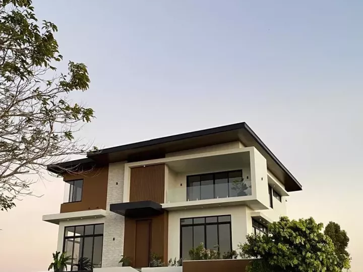 House For Sale in Silang Cavite - Luxury Premium House in Ayala Westgrove