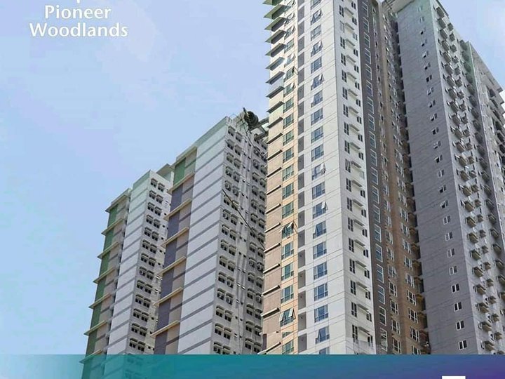 2bedroom condo for sale Pioneer woodlands near Makati and BGC