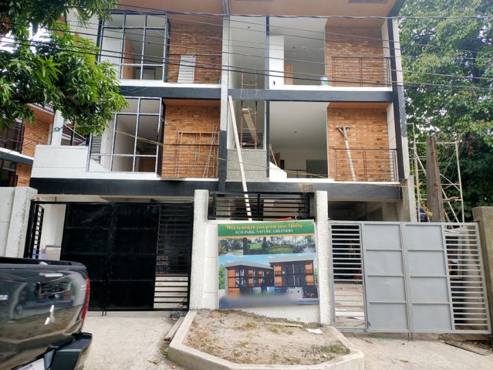 Townhouse with 3 Bedrooms FOR SALE in East Fairview Quezon City PH2912