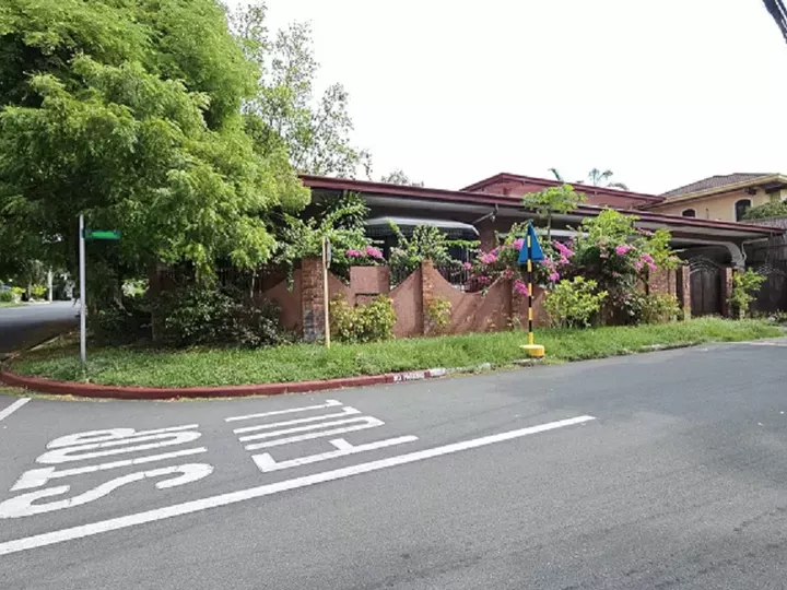 Corner lot Bungalow for Sale in Alabang Hills Village Muntinlupa City