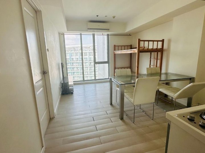 UNIT P05 @ 20TH FLOOR, AZURE URBAN RESORT RESIDENCES - MIAMI BLDG. BRGY. MARCELO GREEN, PARANAQUE