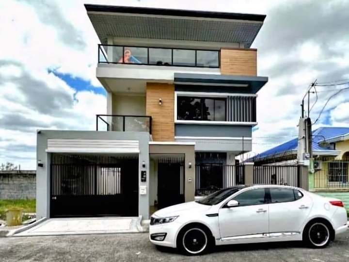 FOR SALE MODERN 3-STOREY HOUSE IN ANGELES CITY NEAR MARQUEE MALL AND LANDERS