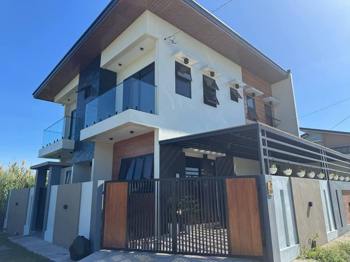 FOR SALE PRE-OWNED AND WELL MAINTAINED MODERN HOUSE IN MEXICO PAMPANGA