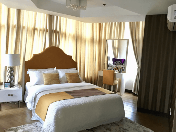 2BR Furnished Luxurious condo for Rent in One Central, Makati City