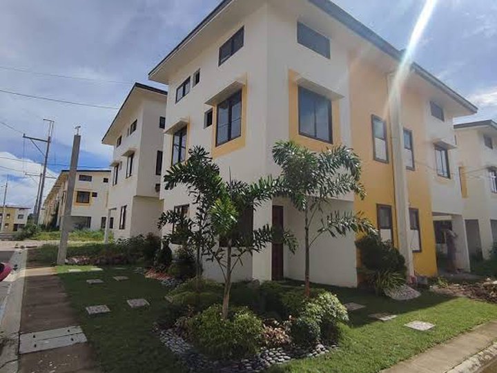 RUSH ASSUME PASALO CORNER 3 STORY HOUSE Casas Carlina