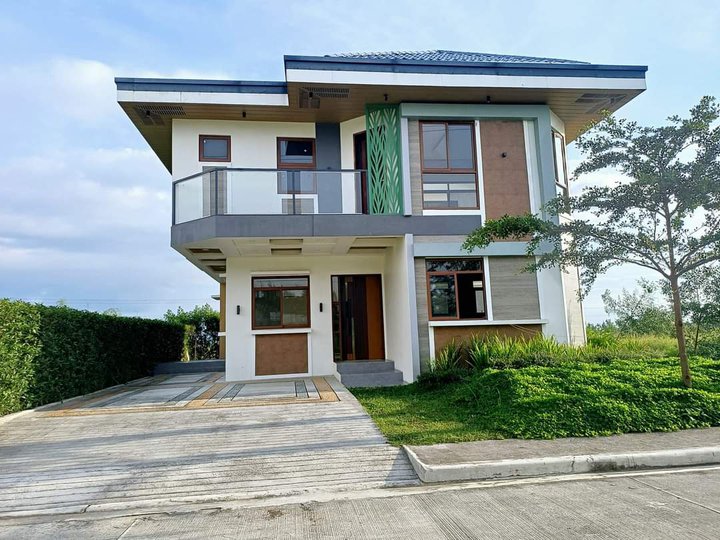 6-bedroom Single Detached House For Sale in Lipa Batangas