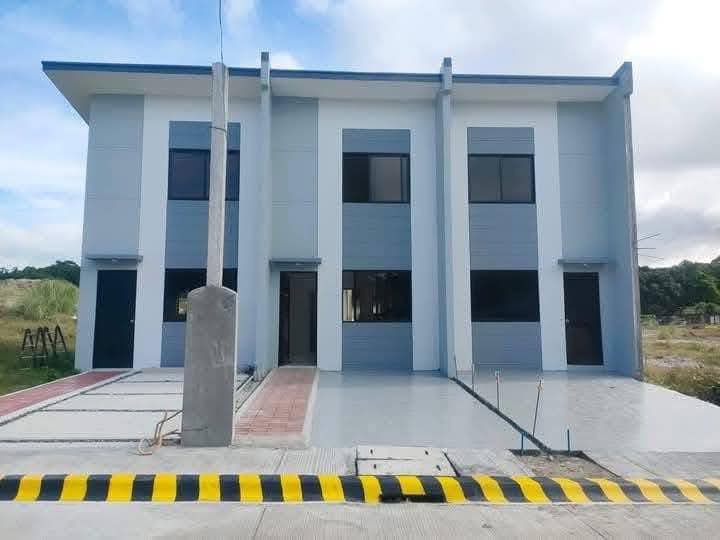 2 storey Modern Townhouse Semi-Complete Lot area : 54 sqm Floor area : 49 sqm Provision 2 br 1 tb