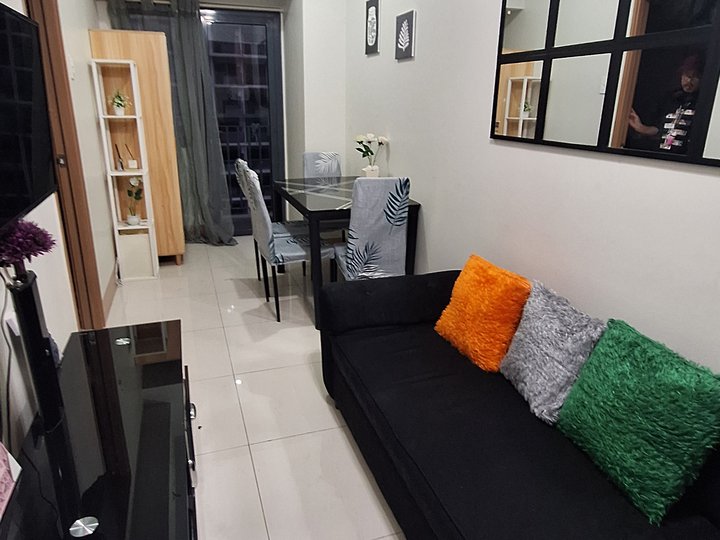 One Bedroom condo in Shore 3 condo near MOA