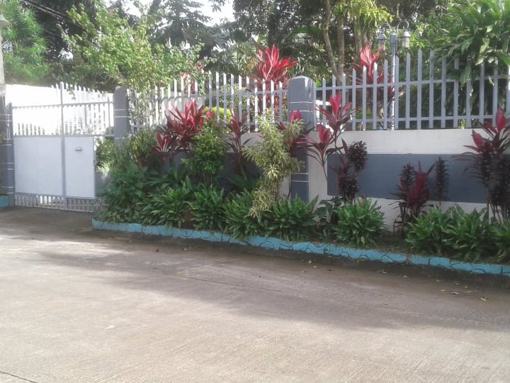 Vacation House for Sale along Tagaytay Road with big frontyard space!