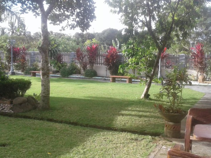 Vacation house for Sale along Tagaytay Road with big garden
