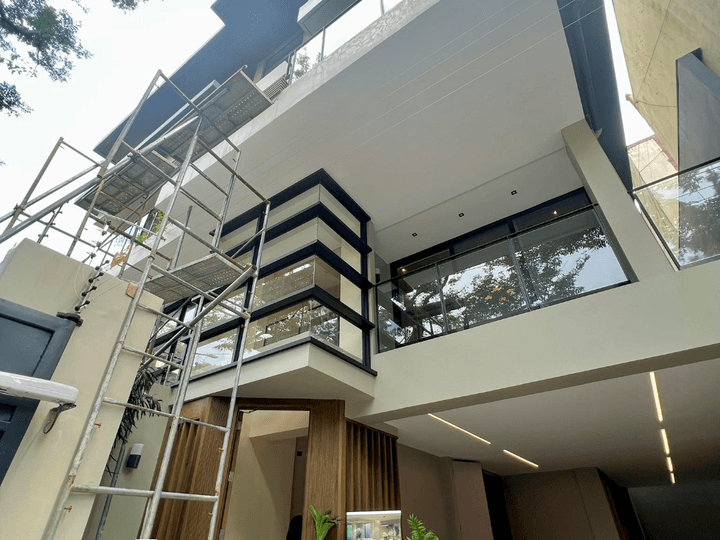 5 BR Luxury Townhouse unit in Mariposa st Cubao