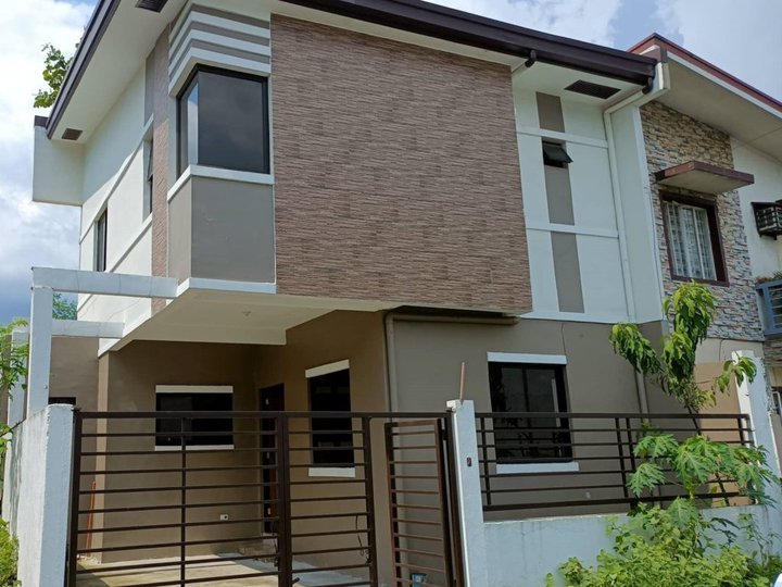 Pleasing 2 Storey Townhouse For Sale in North Fairview PH2594