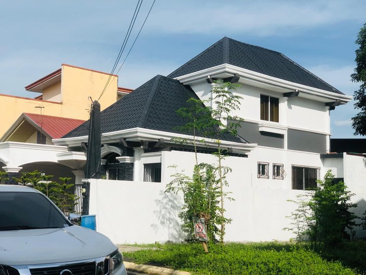 FOR SALE CLASSIC TWO STOREY HOUSE AND LOT IN A PRIME LOCATION