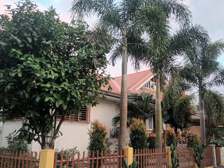 TAGAYTAY CORNER HOUSE AND LOT FOR SALE WITH ATTIC