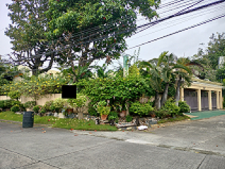 Corner lot Bungalow for Sale in BF Homes Paranaque City