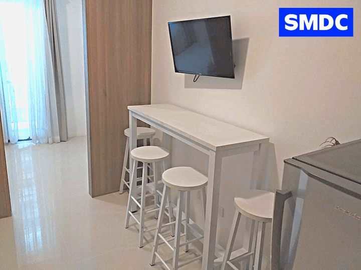 Fully Furnished 1BR Unit w/ Balcony for Rent at Fame Residences