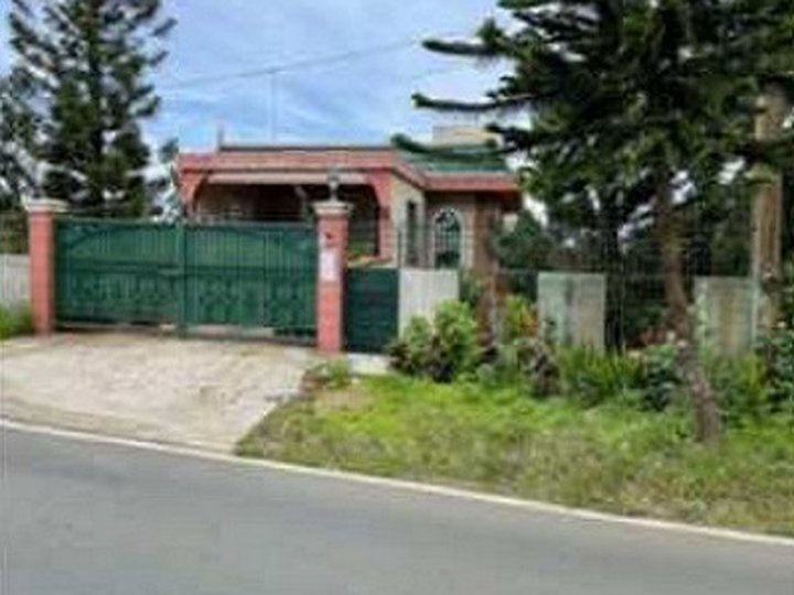 1000 sqm Property w/ 3 storey house in Tagaytay City for sale