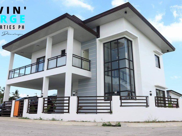 Modern and Elegant 5 Bedroom with Open to Below & High Ceiling Living