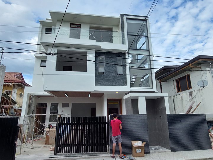 3 Storey Single Detached House with automatic gate  For sale