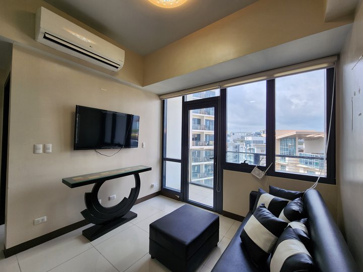 Cozy 2BR with bal Fully furnished 71 sqm Fort Bonifacio