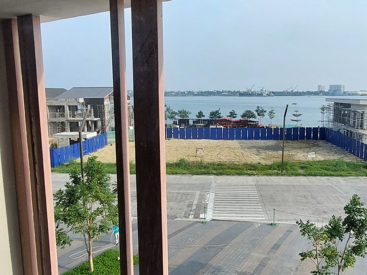 Rare Find: Limited Edition Exclusive RFO 2 BR 3-Level Townhouse Seaview Mandani Bay Suites