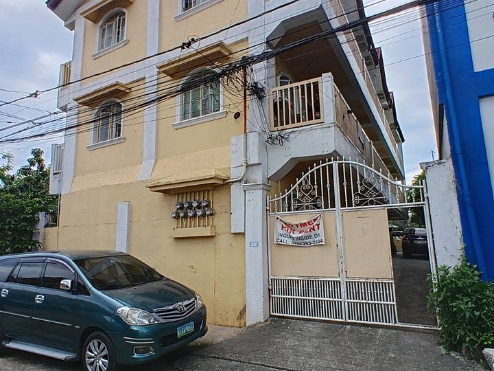 3 storey apartment w/ parking