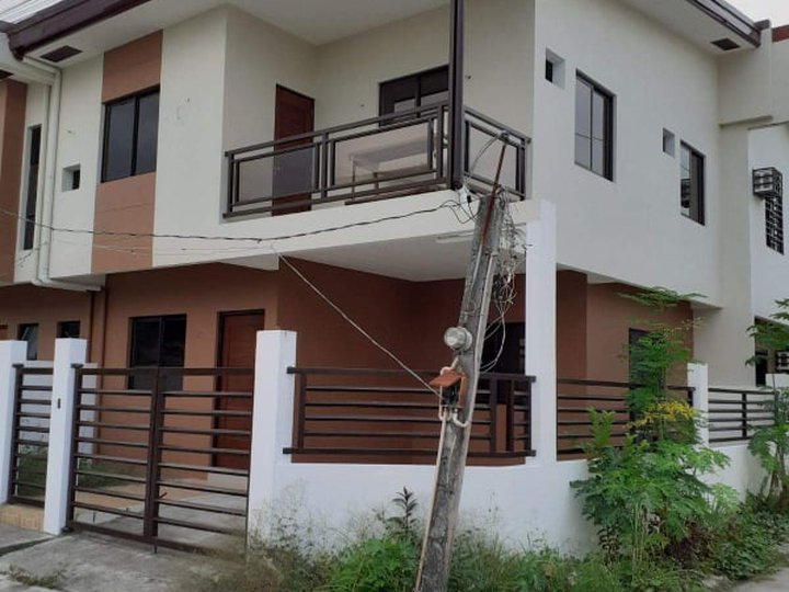 RFO - Corner House and Lot for Sale in Multinational Village, Pque