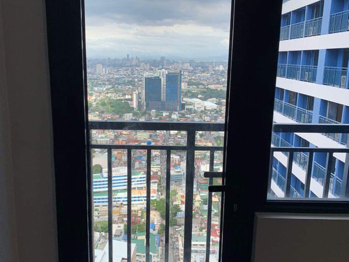 1 Bedroom Unit with Balcony for Sale in Air Residences Makati City