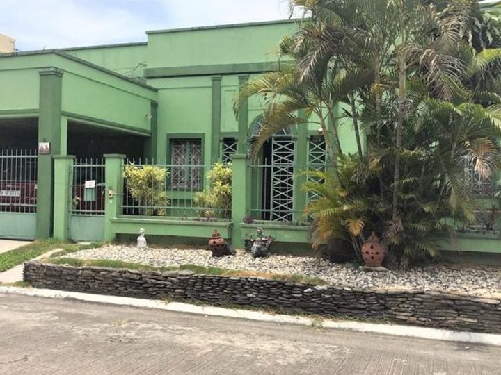 Well Maintained Bungalow House For Sale in Bf Homes Paranaque