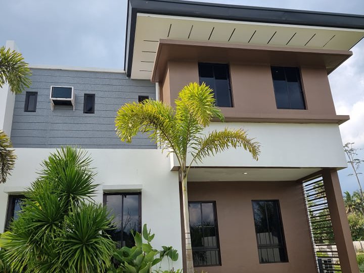 5-bedroom Single Attached House For Sale in Lipa Batangas