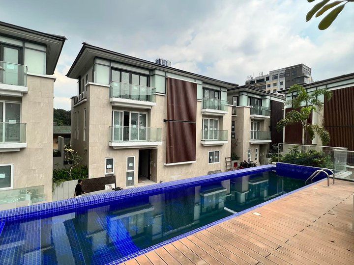 For Sale Private Villa in New Manila