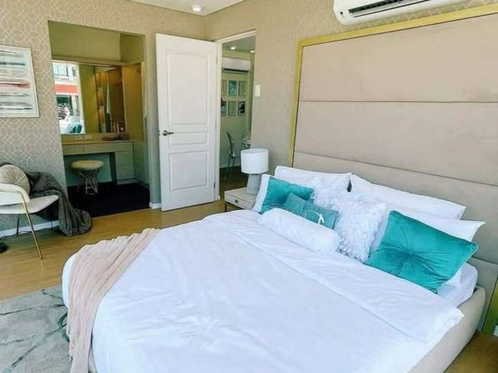 Sale Two Bedroom Corner: Metrotowne Las Pinas Talon V Las Pinas City