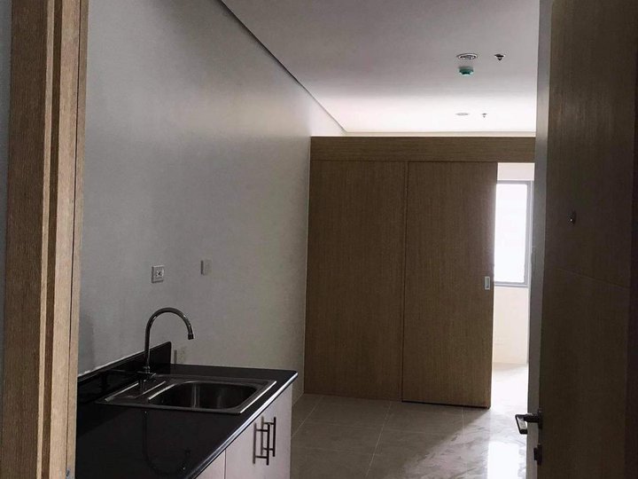 1 Bedroom Unit with Balcony for Sale in Grass Residences Tower 4 QC