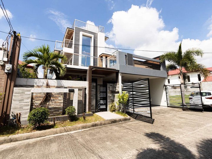 * 3-Storey House with Swimming Pool for Sale Near Clark
